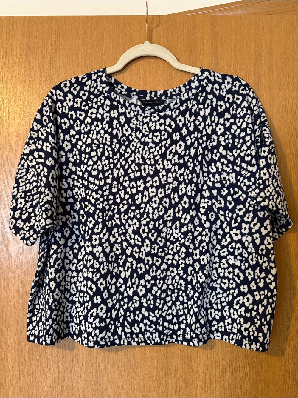 Banana Republic Navy & White Leopard‑Print Short‑Sleeve Tee – Size Medium